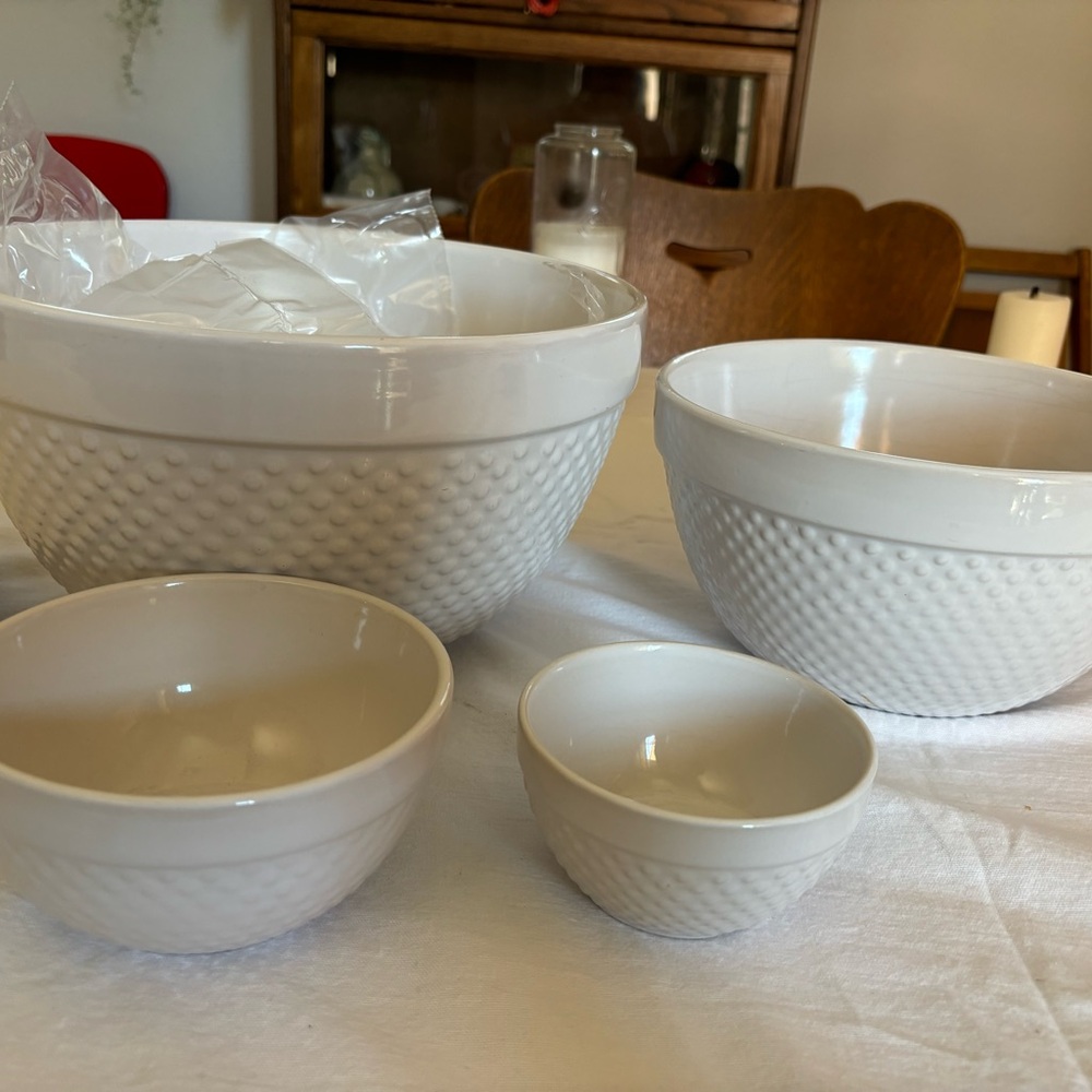 set of 4 nesting bowls and plate